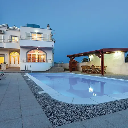 Сasa de vacaciones Four-bedroom In