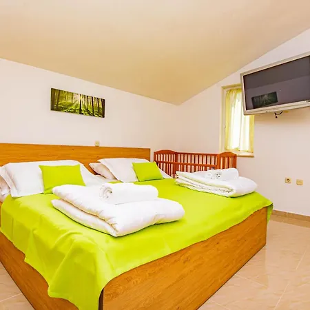 Four-bedroom In Brodarica (Sibenik-Knin)
